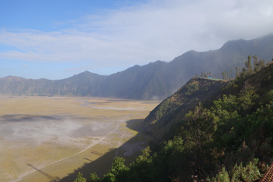 カルデラの外輪山は断崖絶壁