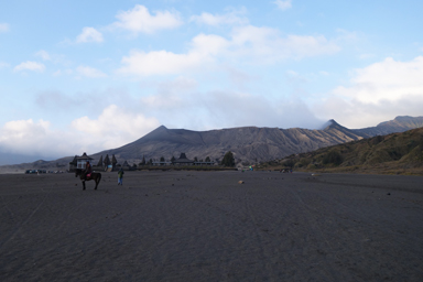 鬼ヶ島のように見える角の生えたブロモ山