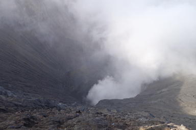 ブロモ山の火口の底から湧き上がる火山ガスと硫黄臭