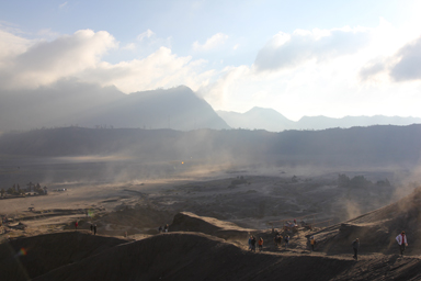 朝日が照らし出すブロモ山の登山道