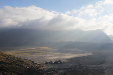 ブロモ山から見下ろすカルデラの神秘的な風景