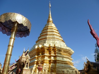 チェンマイのワット・プラタートドーイステープの仏塔が太陽に照らされ金に輝く風景