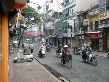 ベトナムらしさを感じるハノイのバイクと麦わら帽子を被った人の景色の見どころ