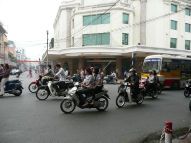 ハノイの大量のバイクが行き交うベトナムの街の様子