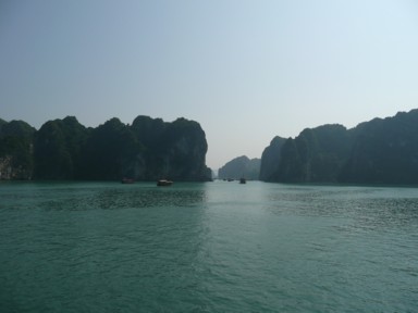 ハロン湾の侵入を拒むようにそびえる岩壁