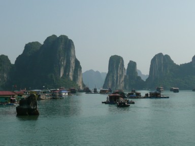 ハロン湾の奇岩と水上生活を営む地元民の暮らし