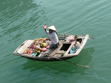 船で商売をする観光地の売り子