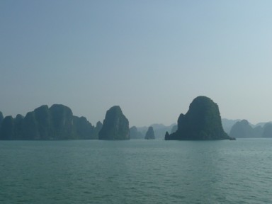 自然の造形に神秘を感じるハロン湾の岩山