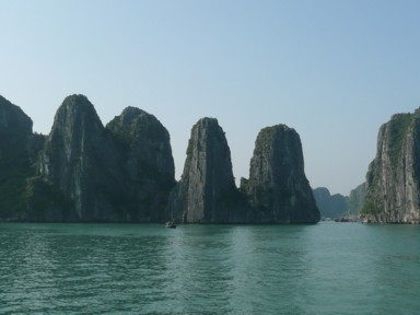 垂直に伸びる岩山がいくつも並ぶハロン湾