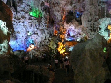 派手にライトアップされた洞窟内の景色