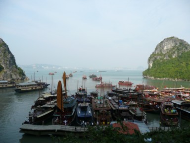 巨大洞窟の入り口の船着き場