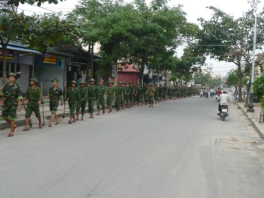 兵士が列になって行進しても平和な街