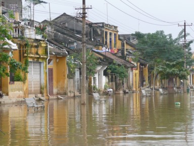 浸水したホイアンの町で水面から顔を出すベンチが船の道しるべ