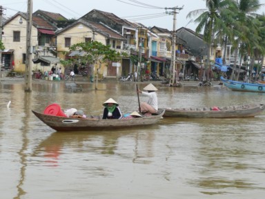 街とも川ともつかない場所を進むホイアンのクルージング