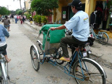 前に乗客を乗せる三輪車