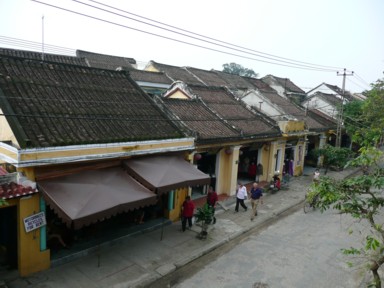 瓦屋根の懐かしさも感じるホイアンの町並み
