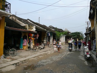 古びた感じを残しつつも統一された美しいホイアンの町並み