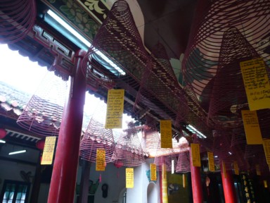 らせん状のお香が吊るされた寺院の内部