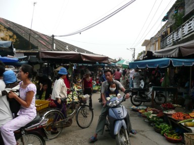 にぎやかなホイアンの地元の市場