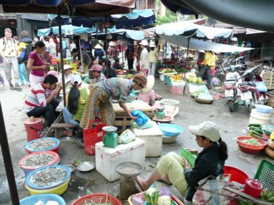 豊かな食材が並ぶベトナムの市場