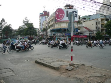 ホーチミンの交差点で大量のバイクが行き交う街の様子