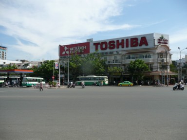 ホーチミンの交差点で見つけた三菱と東芝の巨大な看板