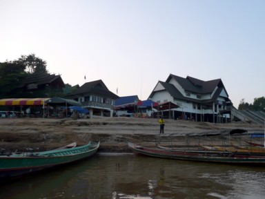 タイとラオスの国境越えの小さな船が出るメコン川のバク国際港の風景