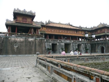 くたびれながらも華やかさが残るフエの王宮