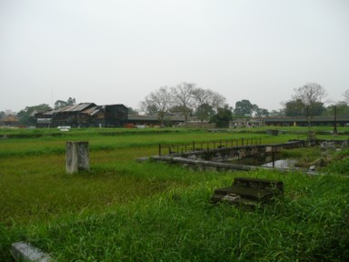 フエの王宮で遊ぶ子供たち