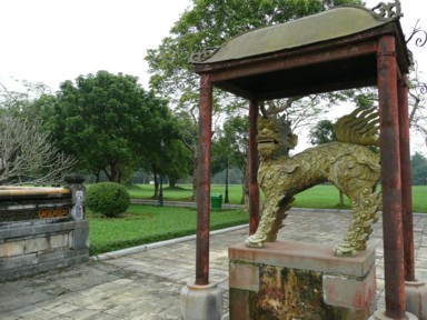 フエの王宮を守る神像