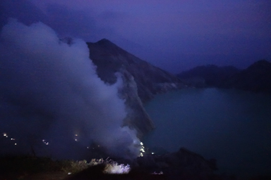 夜明け前のイジェン山の火山地帯を進む探検の様子