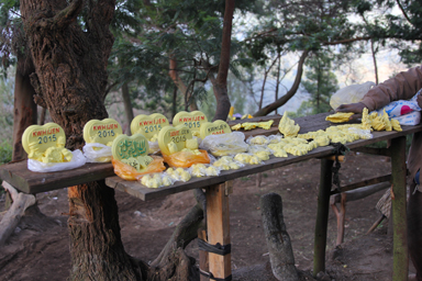 黄色の硫黄を使ったお土産がたくさん露店に並ぶ