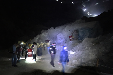 ガスマスクを装着したイジェン山の登山者