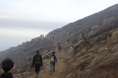 明るくなった帰りの下山道は木の無い火山らしい荒涼とした大地