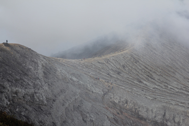 イジェン山頂上の白く荒々しい波の地形をした大地