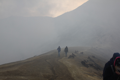 山頂の白い霧は雲ではなく火山ガス