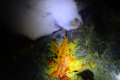 火山ガスの熱気と黄色い硫黄