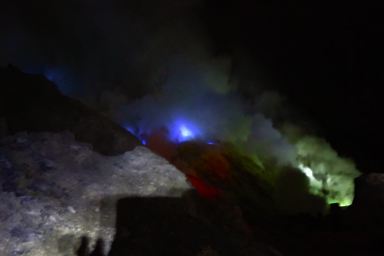 大量の火山ガスで青い炎がかすむ