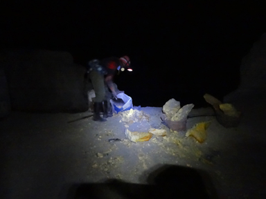 黄色の硫黄を採取する労働者