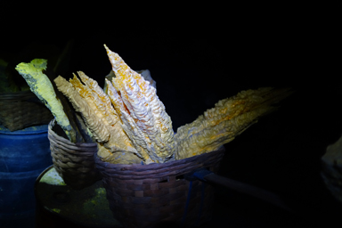 ライトに照らされる半透明の硫黄の結石の内部