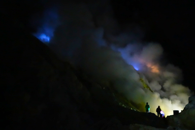イジェン山の青い炎が上がる夜の景色