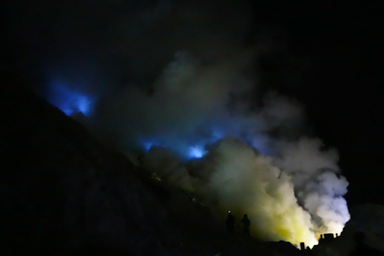 風に揺れる火山ガスの中の青い炎の景色