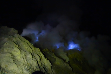 イジェン山の青い炎を見つめる幻想的な瞬間