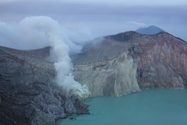 イジェン火口湖からあがる強烈な硫黄臭の火山ガス