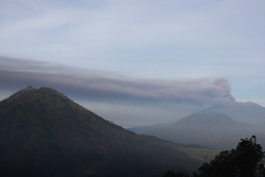 爆発音が響き隣で噴火して煙を噴き出している火山