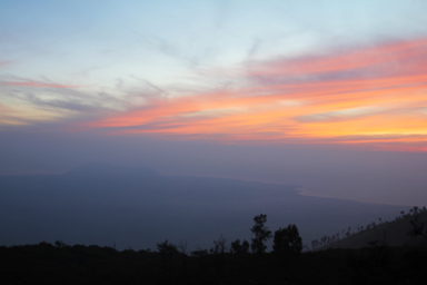 イジェン山からのジャングルと海の夜が明ける景色