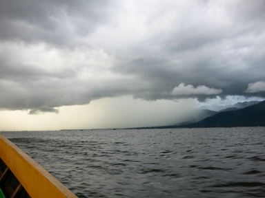 広いインレー湖の上で雷が落ち始める迫力の光景