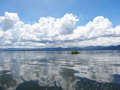 インレー湖に鏡のように映る空と雲と山の姿