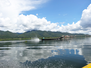 空を映す透明のインレー湖を滑走するボートの景色の見どころ