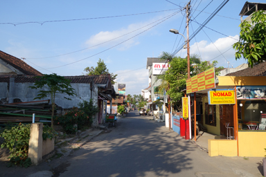 裏道に並ぶレストランや旅行会社